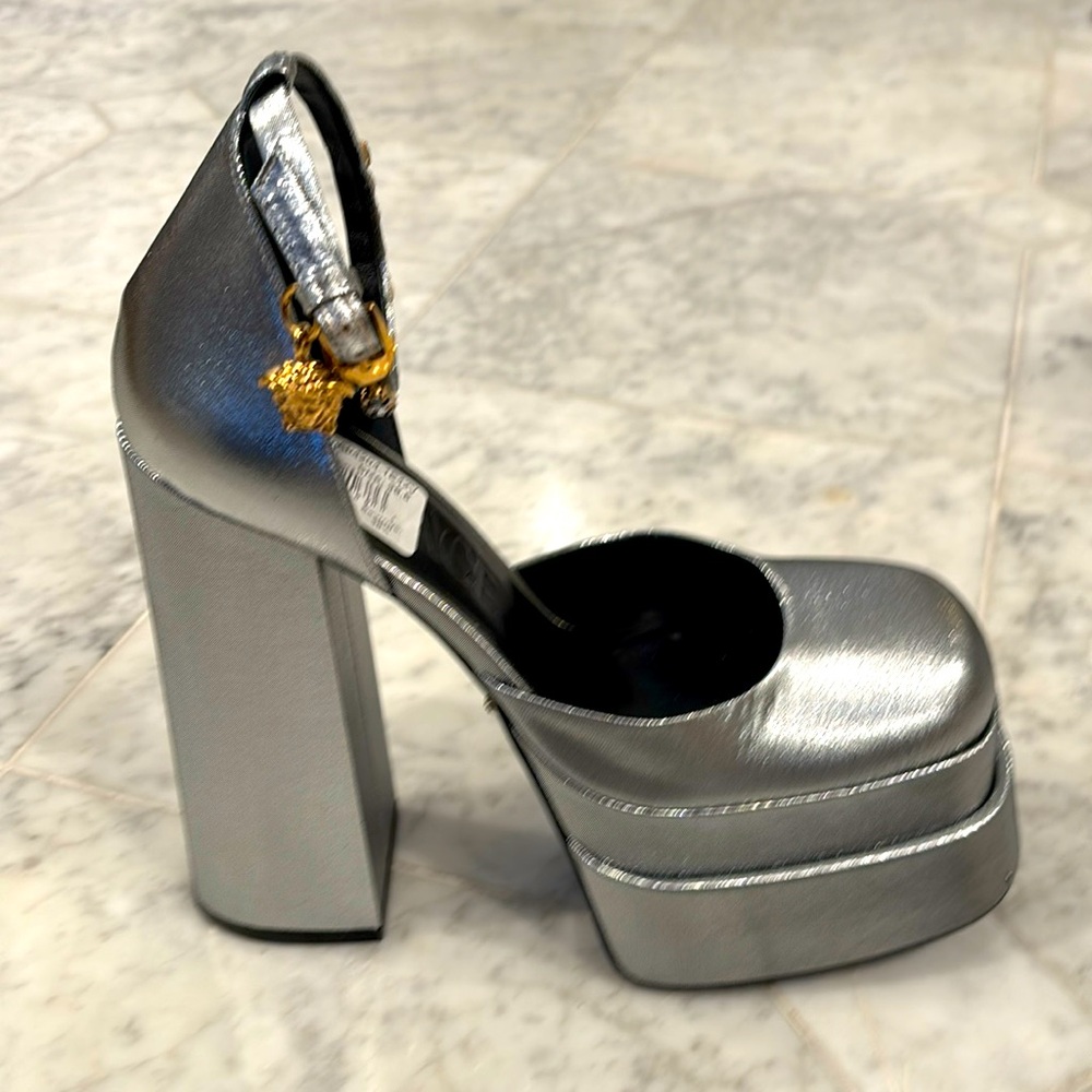 Versace Women’s Medusq Aevitas Leather Platform Pumps in Silver. Size 39.5.